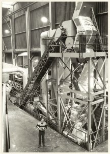 Het scheiden van huisvuil bij ' Esmil Int' in het Haarlemse industriegebied. NL-HlmNHA 54011484