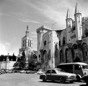 Het Palais des Papes met links daarvan de kathedraal Notre Dame des Doms, Bestanddeelnr 254-0227