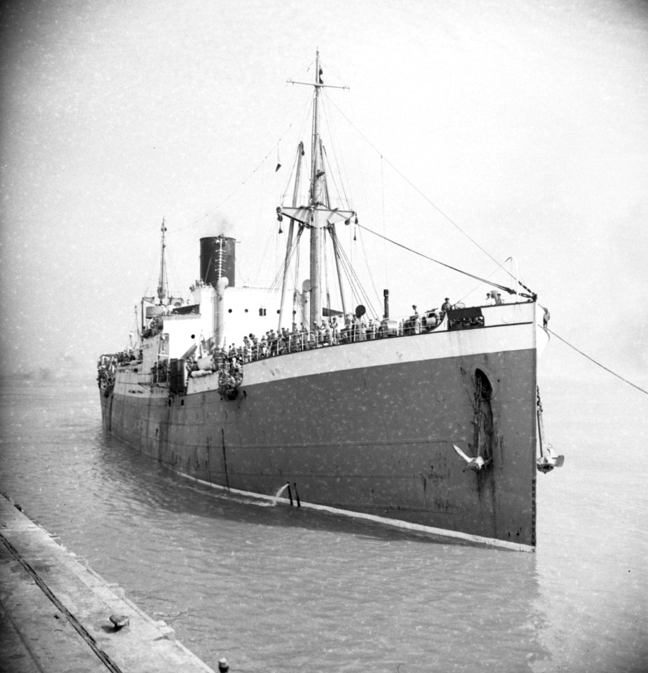 Het passagiersschip Kota Inten met militairen wordt de haven binnengesleept, Bestanddeelnr 11629