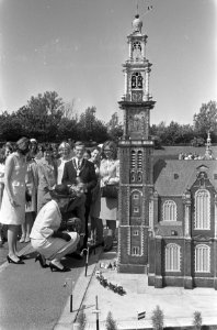 Het paar bij de maquette van Westerkerk (zittend), Bestanddeelnr 920-4548