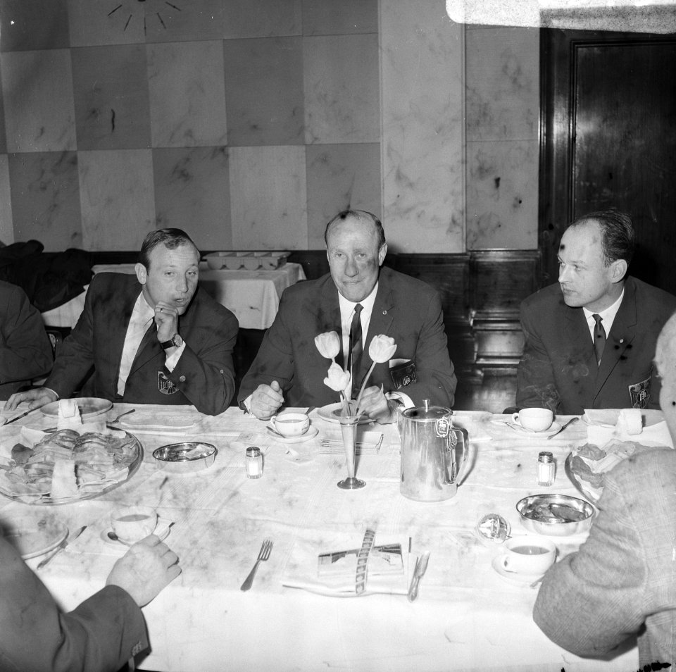 Het West-Duitse elftal zoals dat tegen Nederland zal uitkomen, tijdens lunch, Bestanddeelnr 918-9579