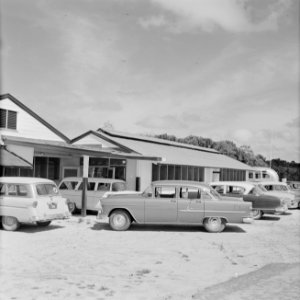 Het parkeerterrein van het vliegveld Zanderij in Suriname, Bestanddeelnr 252-2664