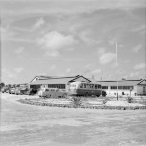 Het parkeerterrein van het vliegveld Zanderij in Suriname, Bestanddeelnr 252-2668