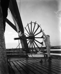 Het werk in de molen De Gooyer aan de Funenkade te Amsterdam Het kruien (op de , Bestanddeelnr 901-4340