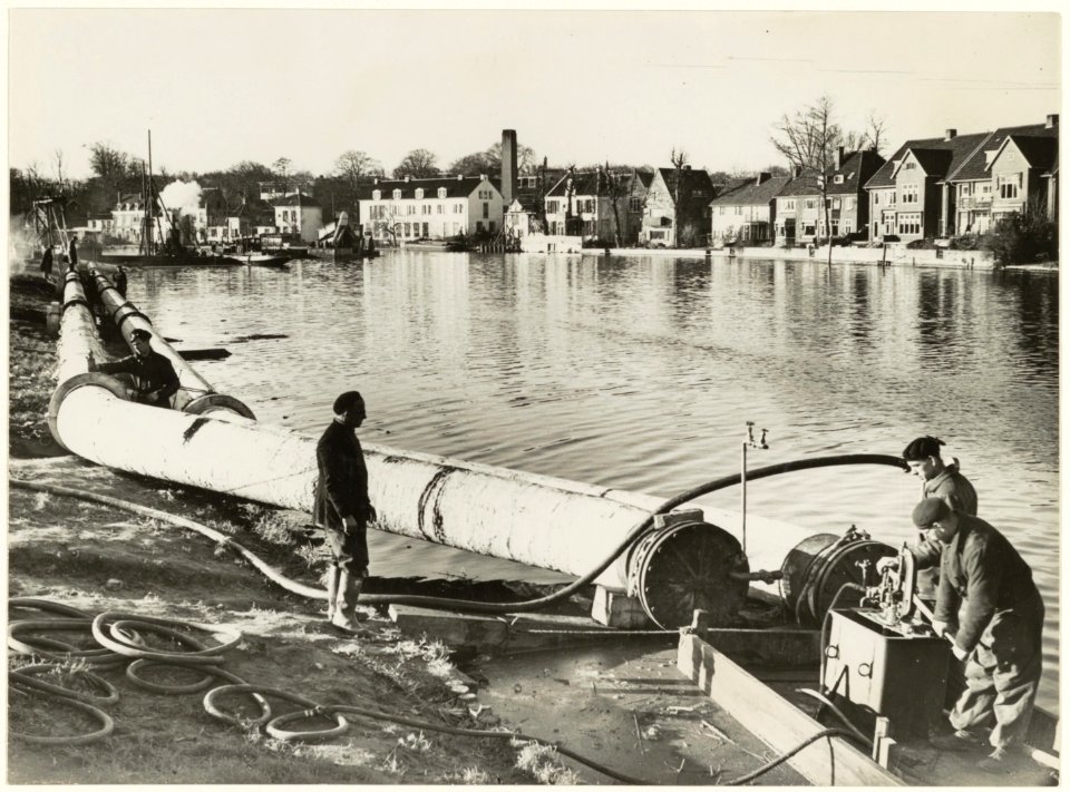 Het plaatsen van buizen door het Zuider Buiten Spaarne bestemd voor het Amsterdamse watervoorzieningsnet., NL-HlmNHA 54005612