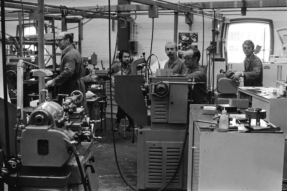 Het personeel van het bedrijf dat computerapparatuur vervaardigt werkt gewoon do, Bestanddeelnr 931-7669