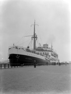 Het passagiersschip MS Colombia in de haven van Amsterdam, Bestanddeelnr 189-0942