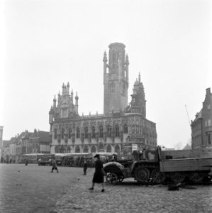 Het zwaarbeschadigde stadhuis van Middelburg na de slag om de Scheldemonding, Bestanddeelnr 900-2053