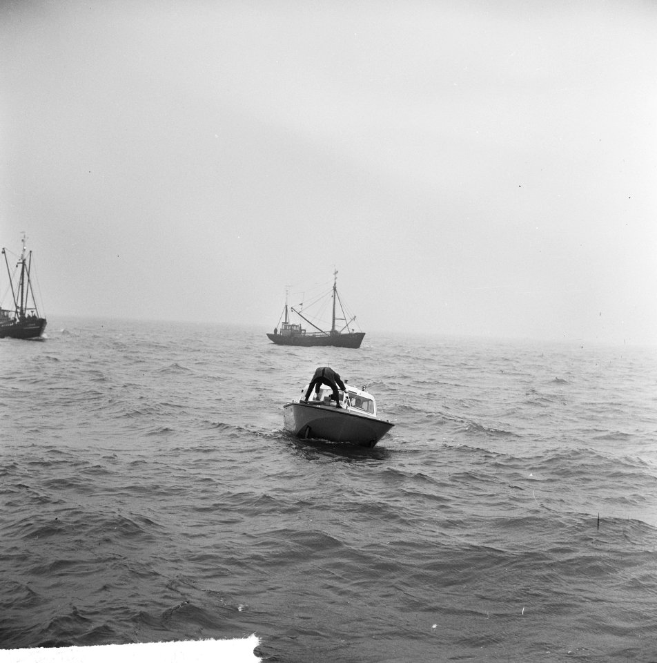 Het REM-eiland, de boot in volle zee, Bestanddeelnr 917-2499