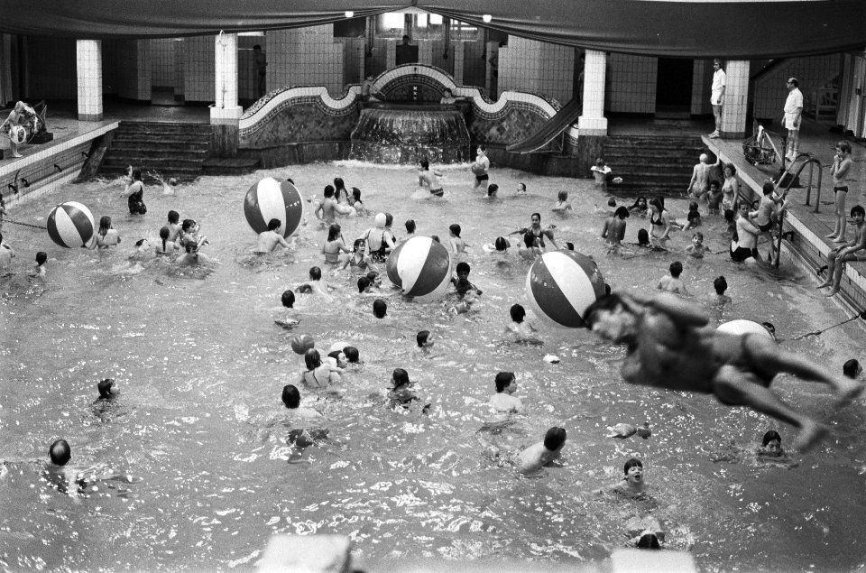 Het Zuiderbad in Amsterdam is weer heropend (met vrij zwemmen), Bestanddeelnr 930-1346