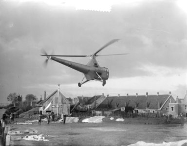 Het redden van bedreigde mensenlevens uit de omgeving van Zierikzee naar de stad, Bestanddeelnr 905-5262