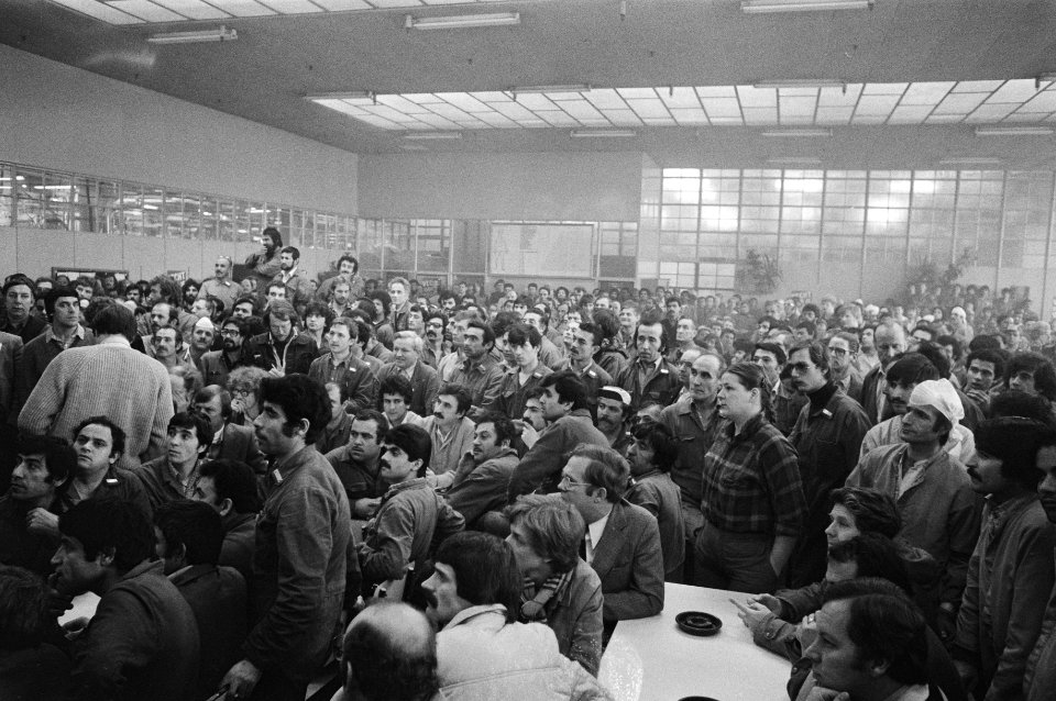 Het personeel van Ford in de kantine bijeen voor een vergadering, Bestanddeelnr 931-2652