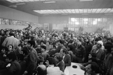 Het personeel van Ford in de kantine bijeen voor een vergadering, Bestanddeelnr 931-2652