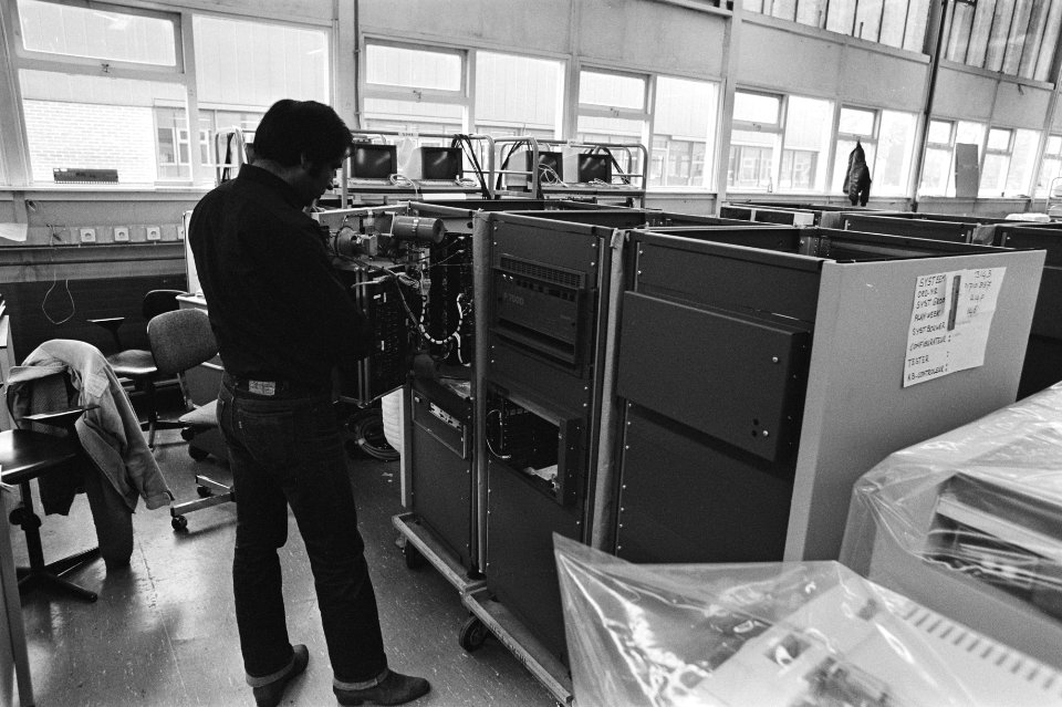 Het personeel van het bedrijf dat computerapparatuur vervaardigt werkt gewoon do, Bestanddeelnr 931-7668