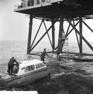 Het REM-eiland, de crewbasket overstappen, Bestanddeelnr 917-2501