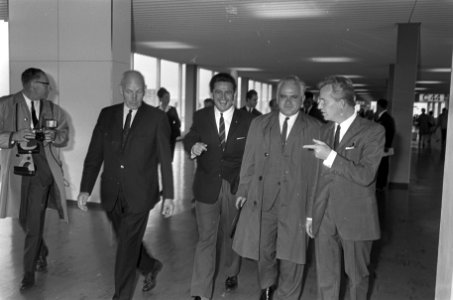 Het gezelschap wandelt door de gangen van Schiphol, Bestanddeelnr 921-6783