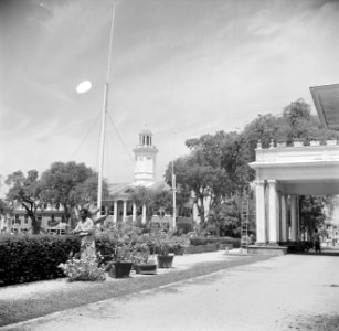 Het Gouvernementsplein in Paramaribo met het Departement van Financiën, Bestanddeelnr 252-2276