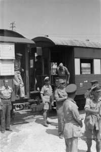 Het gezelschap van generaal Doorman en generaal Buurman van Vreeden verlaat de t, Bestanddeelnr 65-4-5