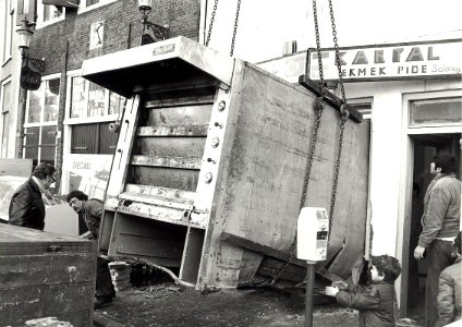 Het plaatsen van een nieuwe oven bij bakkerij Kartal, aan de Botermarkt 24. Aangekocht in 1985 van United Photos de Boer bv. - Negatiefnummer 24829 k 43 a. - Gepubliceerd in het Haarlems Dagblad van 2