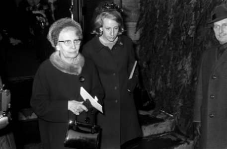 Het gezelschap verlaat de kerk, Mevrouw von Amsberg en Christina von Amsberg, Bestanddeelnr 921-9752