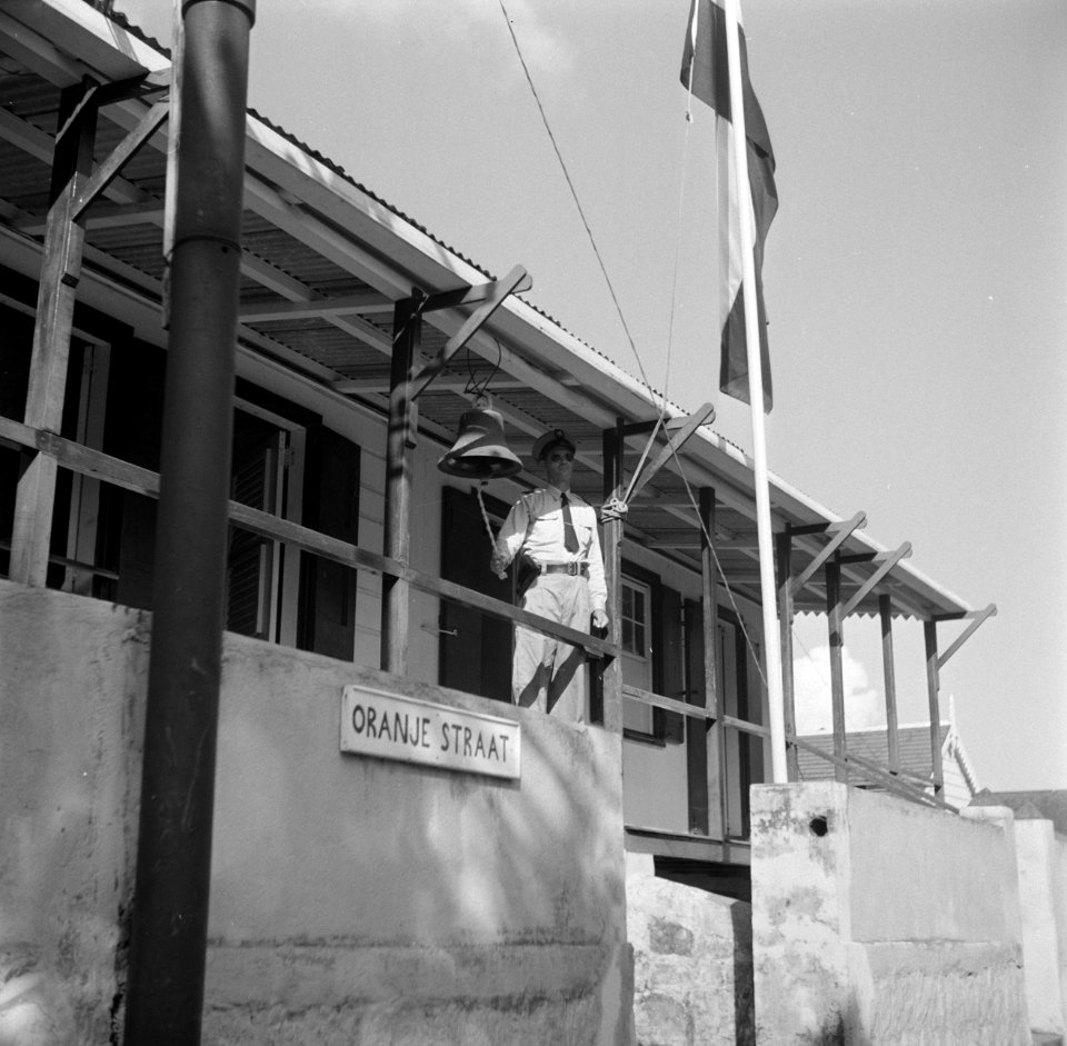 Het politiebureau in de Oranjestraat in The Bottom op Saba, Bestanddeelnr 252-4106