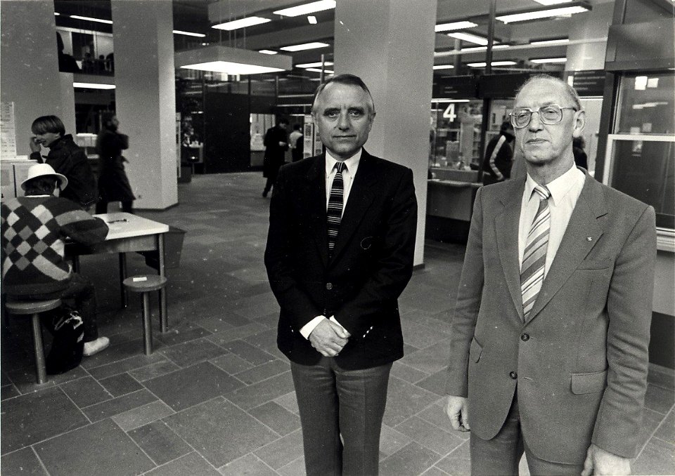 Het postkantoor aan de Gedempte Oude Gracht, de scheidende postdirecteur Mr. J.J. van der Goes (rechts) en zijn opvolger J. de Boer. Aangekocht in 1983 van fotograaf C. de Boer. - Negatiefnu, NL-HlmNHA 54010752
