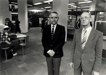 Het postkantoor aan de Gedempte Oude Gracht, de scheidende postdirecteur Mr. J.J. van der Goes (rechts) en zijn opvolger J. de Boer. Aangekocht in 1983 van fotograaf C. de Boer. - Negatiefnu, NL-HlmNHA 54010752
