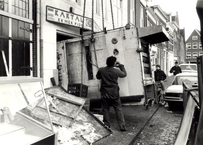 Het plaatsen van een nieuwe oven bij bakkerij Kartal, aan de Botermarkt 24. Geschonken in 1986 door United Photos de Boer bv. Identificatienummer 54-025925