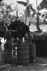 Het zware terrein van Java stelt aan het materiaal hoge eisen de verzorging van, Bestanddeelnr 354-2-5