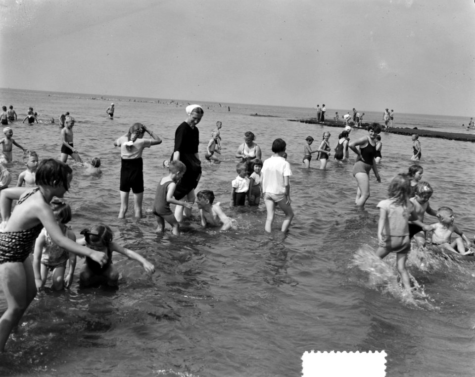 Hete dag aan het strand van Scheveningen. Drukteplaatjes, Bestanddeelnr 905-8780