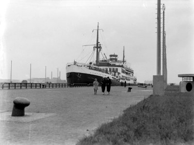 Het passagiersschip MS Colombia in de haven van Amsterdam, Bestanddeelnr 189-0943