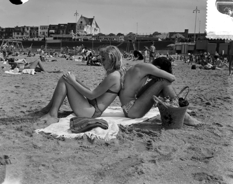 Hete dag aan het strand van Scheveningen. Te warm voor de liefde, Bestanddeelnr 905-8783