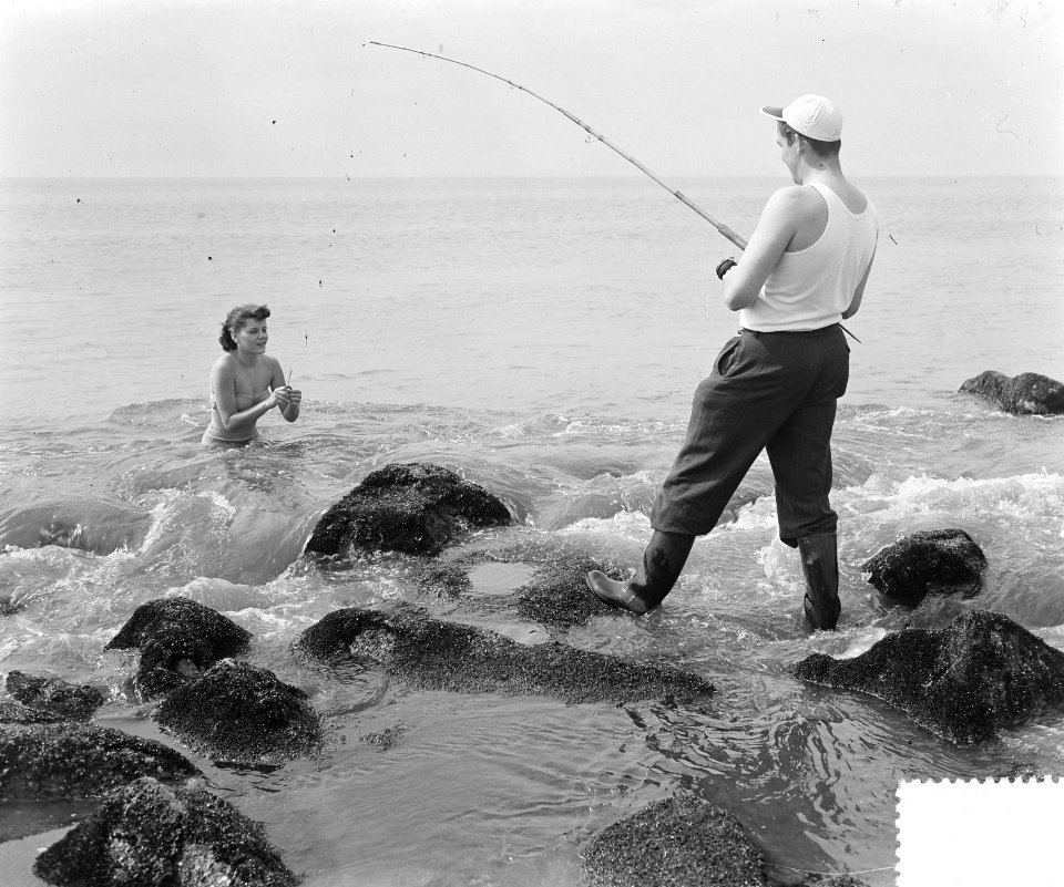 Hete dag aan het strand van Scheveningen. Hengelaar met beet, Bestanddeelnr 905-8778