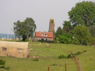 Heteren (Overbetuwe) de Rode Toren, schoorsteenrest van steenfabriek