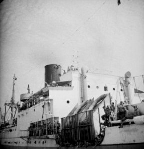 Het passagiersschip Kota Inten met militairen wordt de haven binnengesleept, Bestanddeelnr 11630