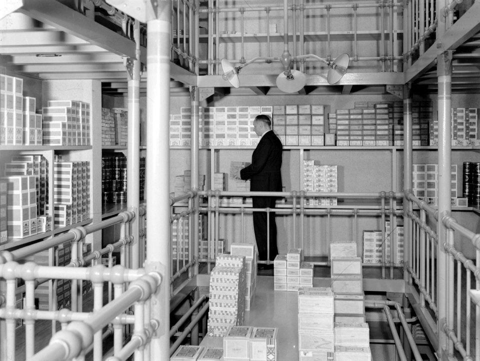 Het magazijn van sigarenwinkel Hajenius, Bestanddeelnr 190-0687