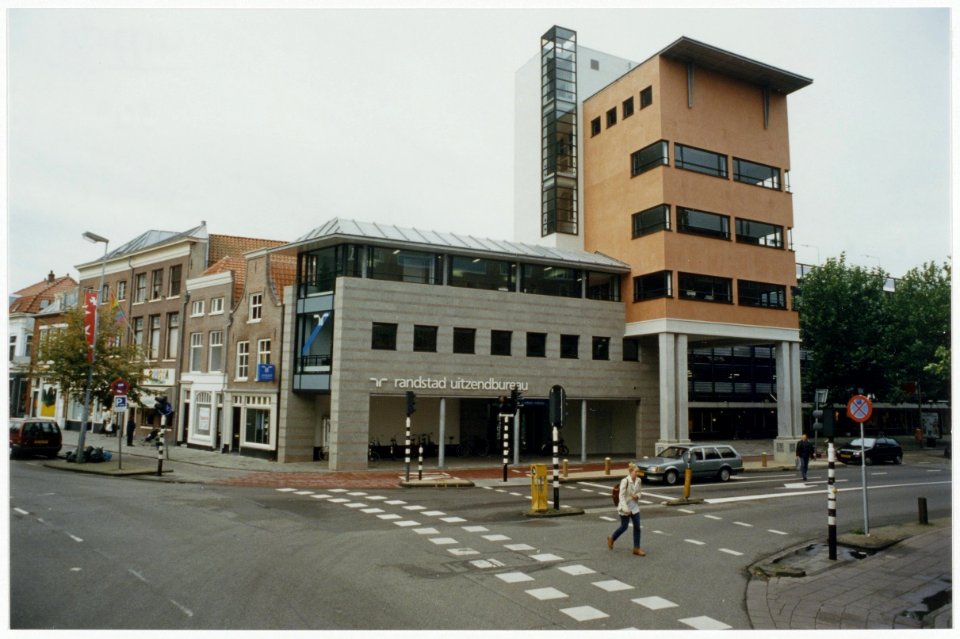 Het Randstad-torentje en aangrenzende panden, hoek Raaks en Ged. Oude Gracht. NL-HlmNHA 54036432