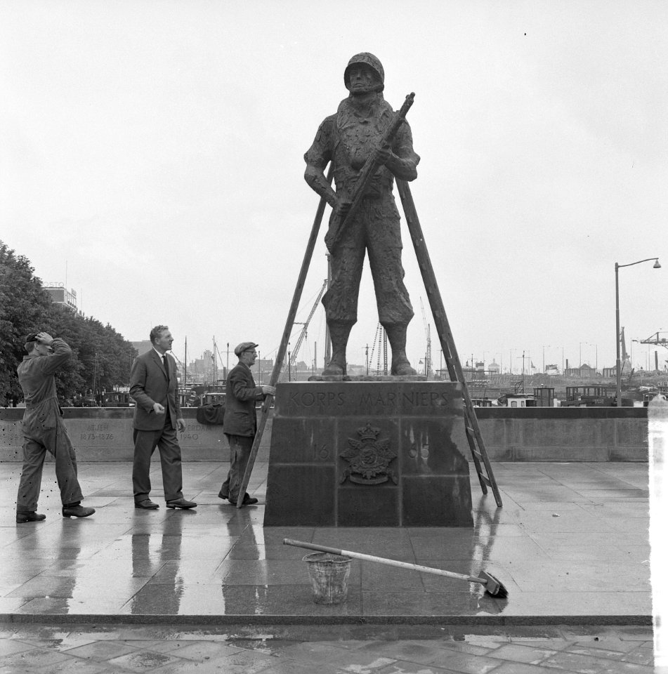 Het mariniersmonument te Rotterdam, een schepping van beeldhouwer Titus Leeser, , Bestanddeelnr 915-3244