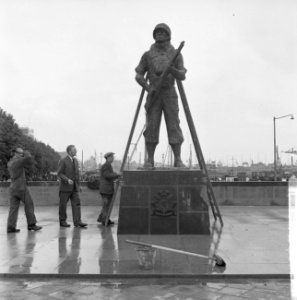 Het mariniersmonument te Rotterdam, een schepping van beeldhouwer Titus Leeser, , Bestanddeelnr 915-3244
