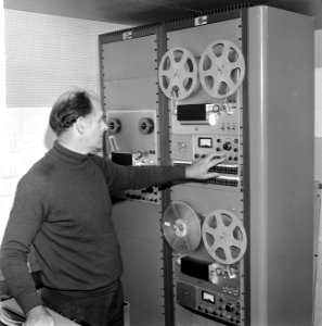 Het REM-eiland, technicus Maxwell Thompson drukt op de knop en de band loopt, Bestanddeelnr 916-7277