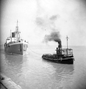 Het passagiersschip Kota Inten met militairen wordt de haven binnengesleept, Bestanddeelnr 11628