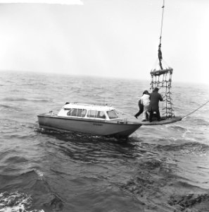 Het REM-eiland, de crewbasket overstappen, Bestanddeelnr 917-2500
