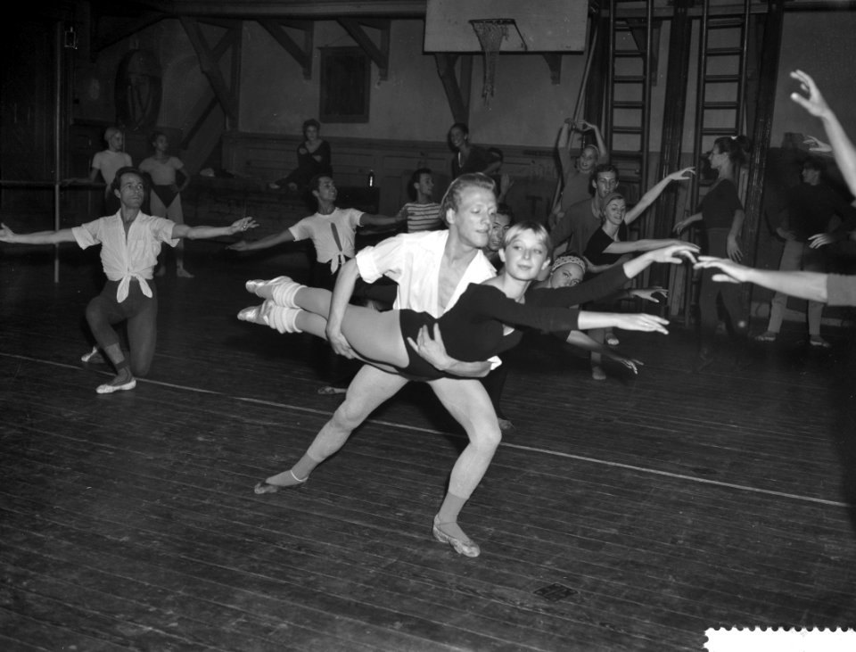 Het pas opgerichte Nieuwe Amsterdams Ballet oefent onde leiding van Mascha ter W, Bestanddeelnr 910-6979