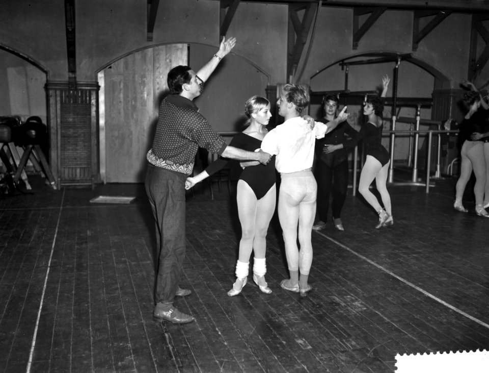Het pas opgerichte Nieuwe Amsterdams Ballet oefent onde leiding van Mascha ter W, Bestanddeelnr 910-6978