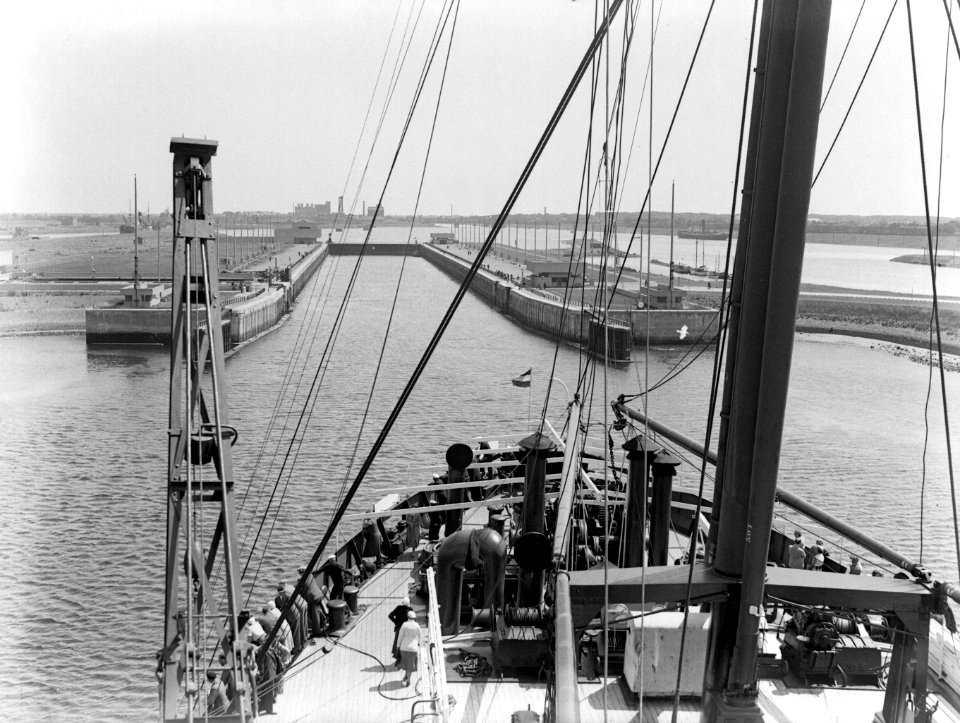Het schip vaart de grootste sluis van IJmuiden uit op weg naar de Noorse wateren, Bestanddeelnr 189-0548