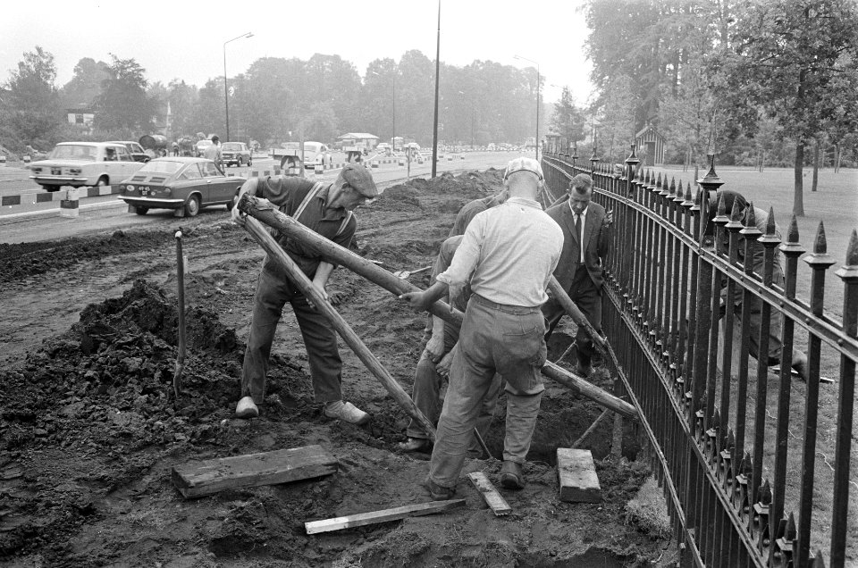 Het opnieuw rechtzetten van het hek rond de paleistuin, Bestanddeelnr 921-5742