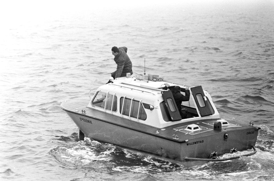 Het REM-eiland, de boot langszij het eiland, Bestanddeelnr 917-2512