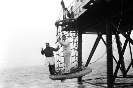 Het REM-eiland, de kok en zijn hulp staan in de crewbasket zij wachten op bevoor, Bestanddeelnr 917-2495