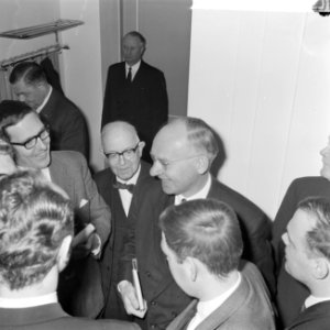 Het seniorenconvent in Tweede Kamer , prof Vondeling na afloop van de besprekin, Bestanddeelnr 916-2799