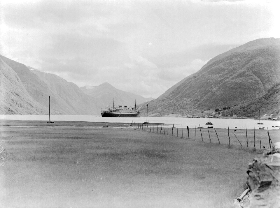 Het schip in de Fjaerland-fjord gezien vanaf de vaste wal, Bestanddeelnr 189-0597